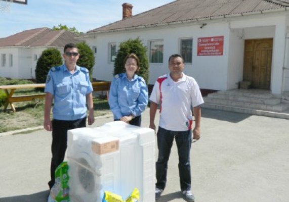 Jandarmii au donat o maşină de spălat orfanilor din Techirghiol